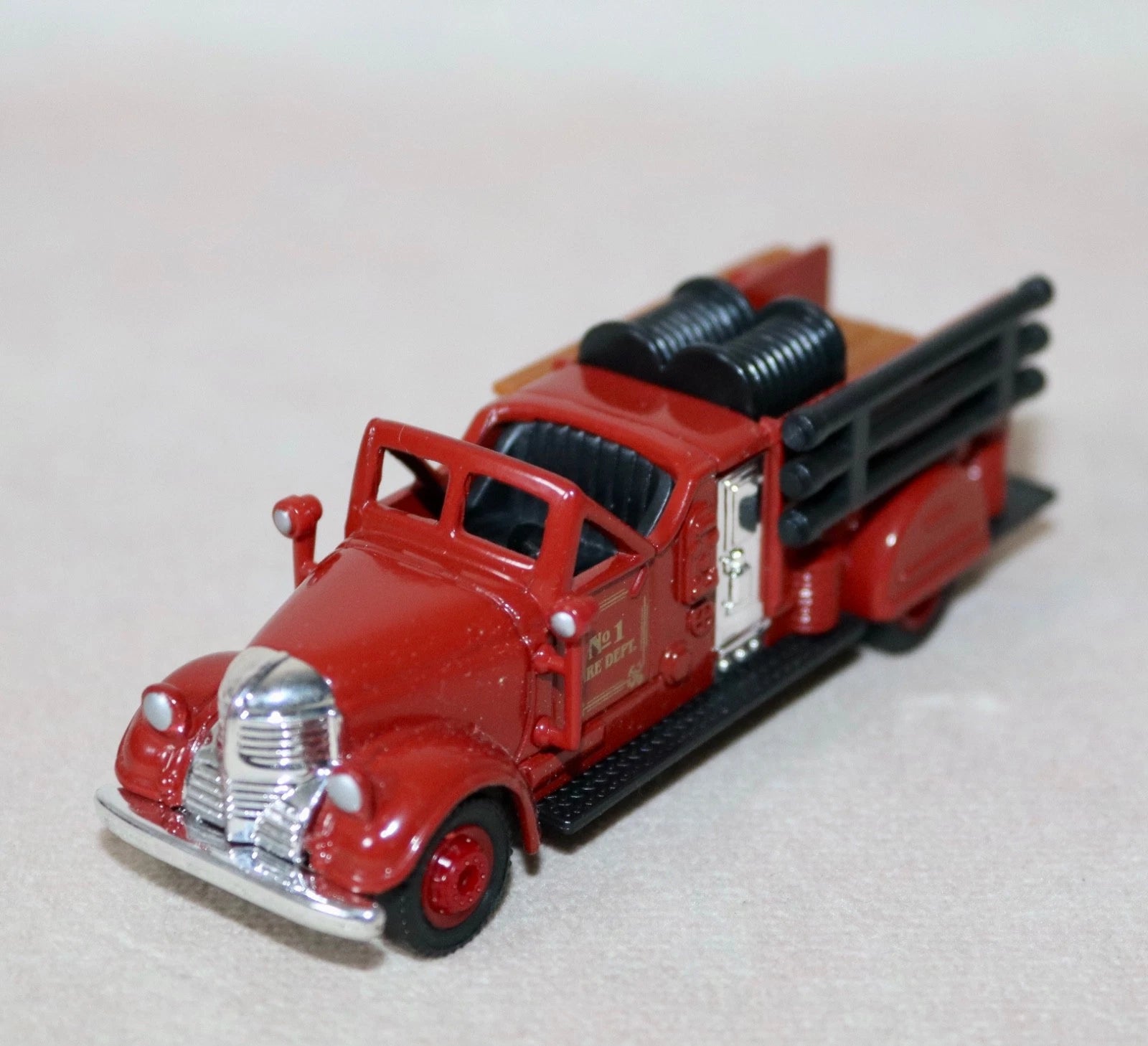 1939 Ward LaFrance Fire Truck 1:64 Diecast Model, Vintage American Fire Engine Ladder Truck Miniature Alloy Collectible