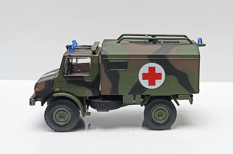 1:64 Mercedes Unimog U1300L Army Ambulance Diecast Model Truck, Military Rescue Vehicle Miniature Collectible
