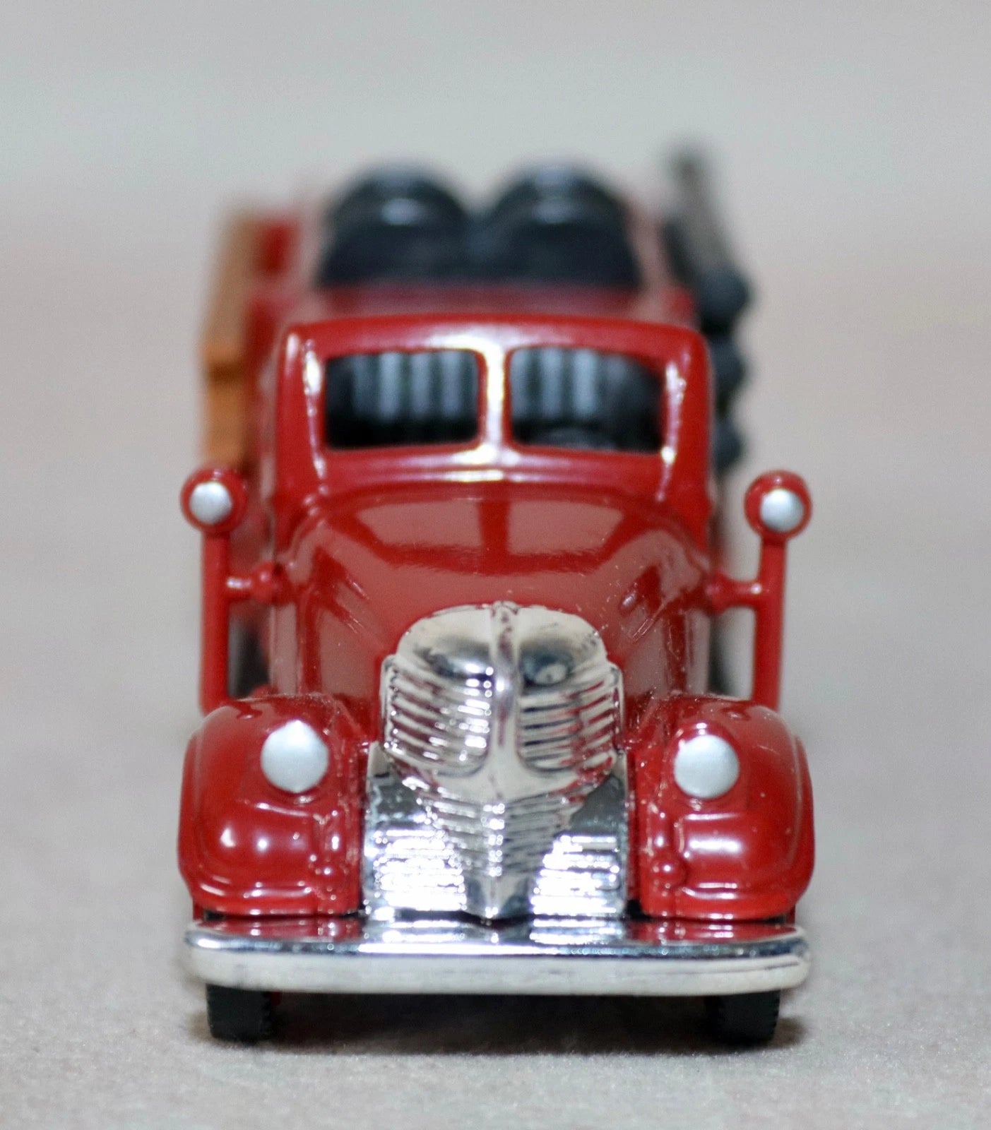 1939 Ward LaFrance Fire Truck 1:64 Diecast Model, Vintage American Fire Engine Ladder Truck Miniature Alloy Collectible