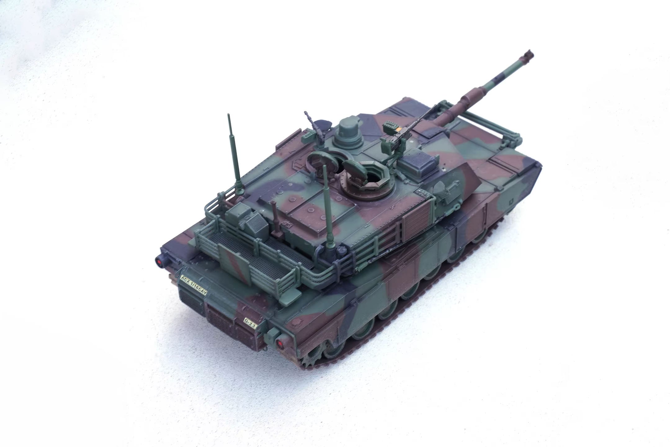 M1A2 Abrams Main Battle Tank 1:64 Diecast Model, US Army Military Tank Collectible, Detailed Camouflage Abrams Tank Scale Model for Display and Collection