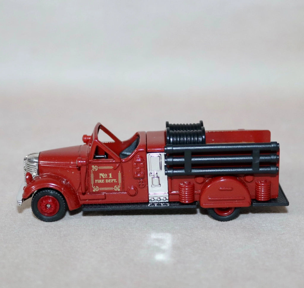 1939 Ward LaFrance Fire Truck 1:64 Diecast Model, Vintage American Fire Engine Ladder Truck Miniature Alloy Collectible