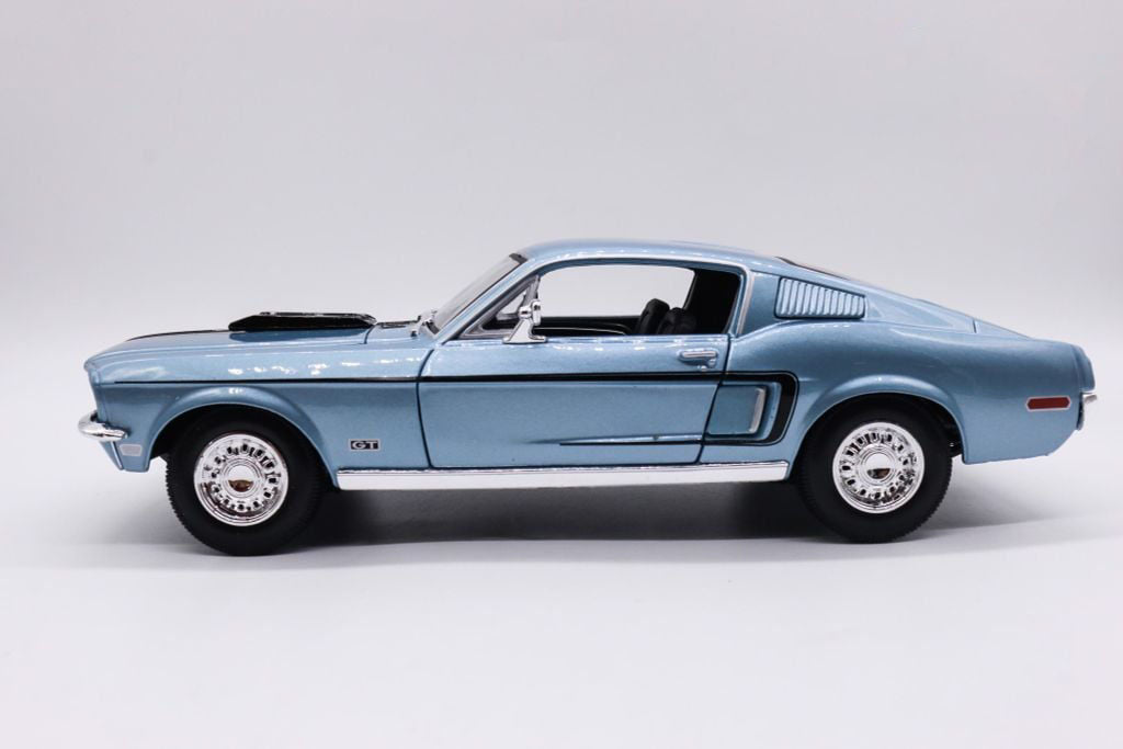 1:18 Maisto 1968 Ford Mustang GT Cobra Jet Diecast Car Model in Blue, Classic Alloy Muscle Miniature Collectible for Retro Car Enthusiasts