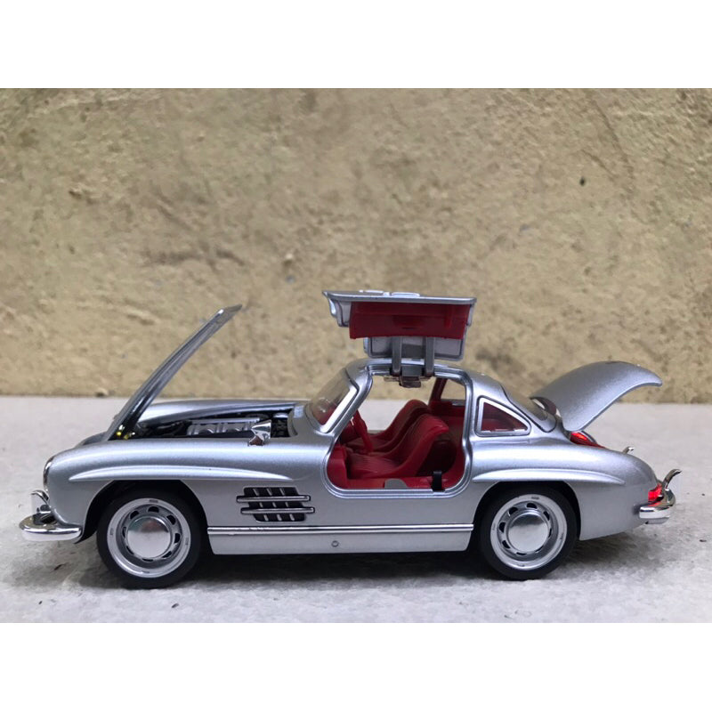 1:32 Mercedes-Benz 300SL 1954 Diecast Car Model, Classic Silver Alloy Gullwing Miniature with LED Lights for Vintage Car Collectors