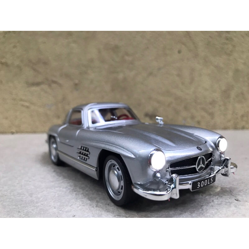1:32 Mercedes-Benz 300SL 1954 Diecast Car Model, Classic Silver Alloy Gullwing Miniature with LED Lights for Vintage Car Collectors