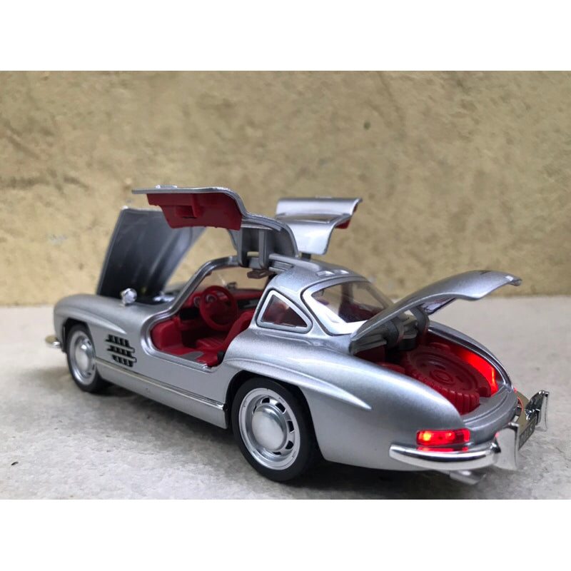 1:32 Mercedes-Benz 300SL 1954 Diecast Car Model, Classic Silver Alloy Gullwing Miniature with LED Lights for Vintage Car Collectors