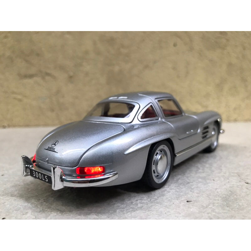 1:32 Mercedes-Benz 300SL 1954 Diecast Car Model, Classic Silver Alloy Gullwing Miniature with LED Lights for Vintage Car Collectors