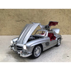 1:32 Mercedes-Benz 300SL 1954 Diecast Car Model, Classic Silver Alloy Gullwing Miniature with LED Lights for Vintage Car Collectors