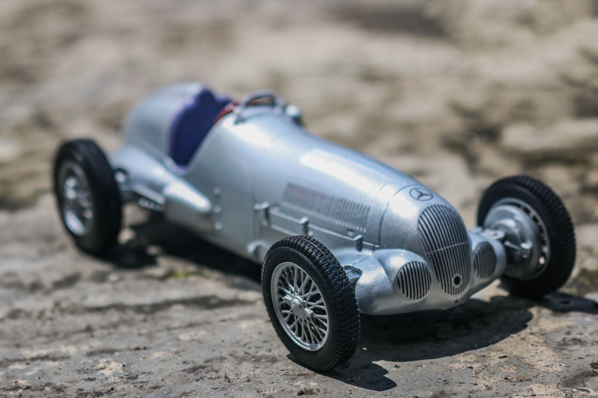 1:24 Welly 1937 Mercedes-Benz W125 Diecast Car Model, Classic Silver Alloy Miniature Collectible for Vintage Car Enthusiasts