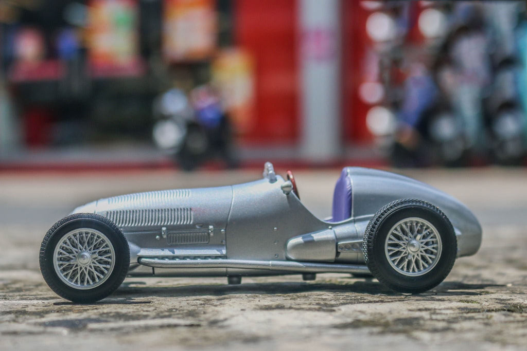 1:24 Welly 1937 Mercedes-Benz W125 Diecast Car Model, Classic Silver Alloy Miniature Collectible for Vintage Car Enthusiasts