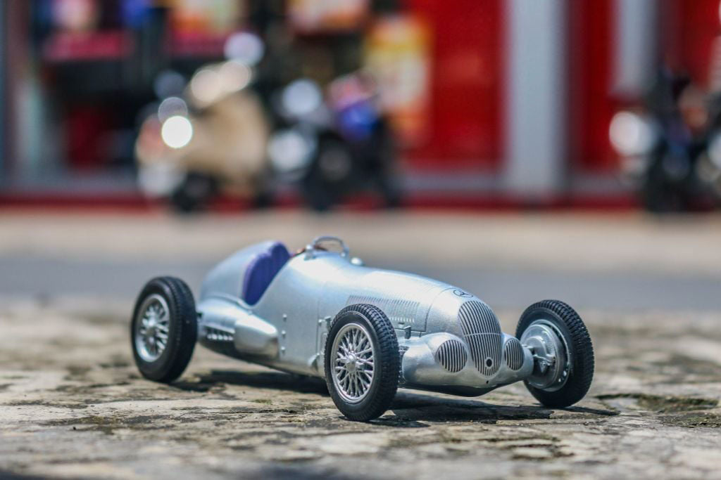 1:24 Welly 1937 Mercedes-Benz W125 Diecast Car Model, Classic Silver Alloy Miniature Collectible for Vintage Car Enthusiasts
