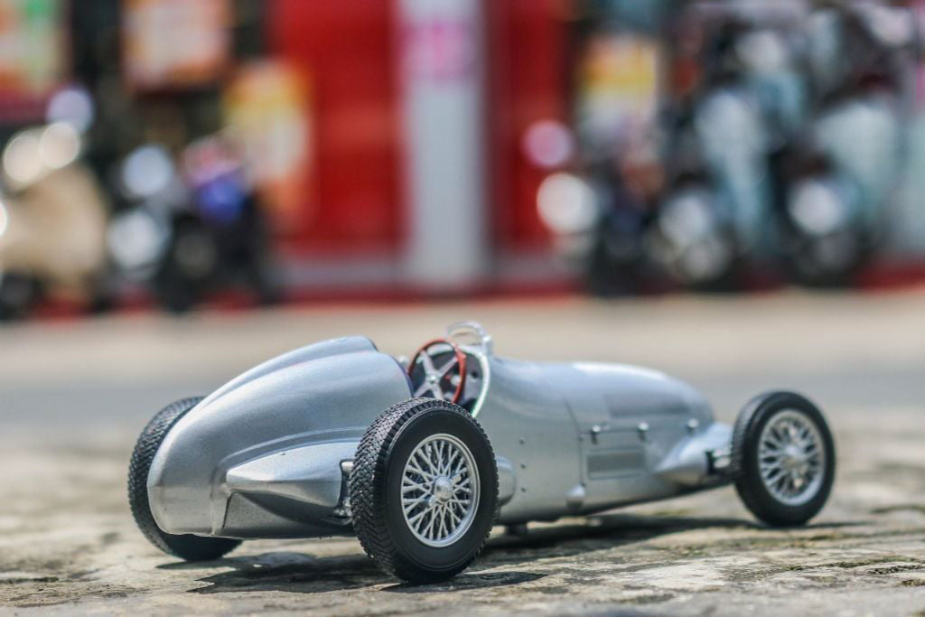 1:24 Welly 1937 Mercedes-Benz W125 Diecast Car Model, Classic Silver Alloy Miniature Collectible for Vintage Car Enthusiasts