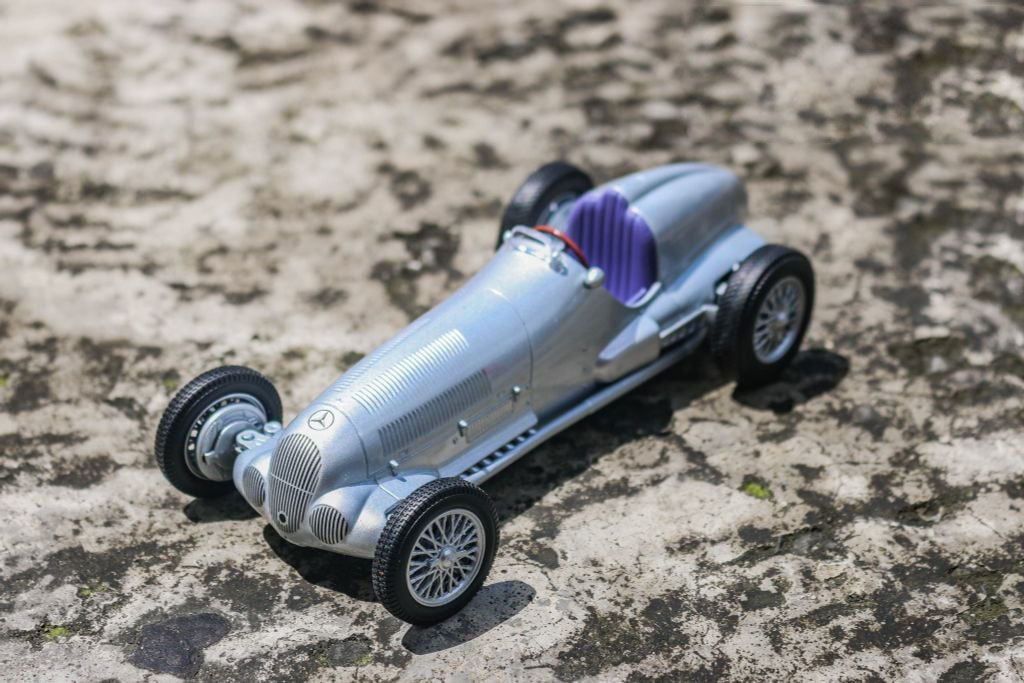 1:24 Welly 1937 Mercedes-Benz W125 Diecast Car Model, Classic Silver Alloy Miniature Collectible for Vintage Car Enthusiasts