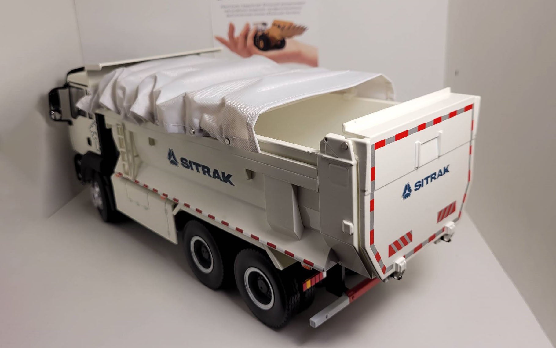 1:24 Sitrak C7H Dump Truck Diecast Model, White Construction Tipper Alloy & Plastic Miniature Collectible for Truck Fans