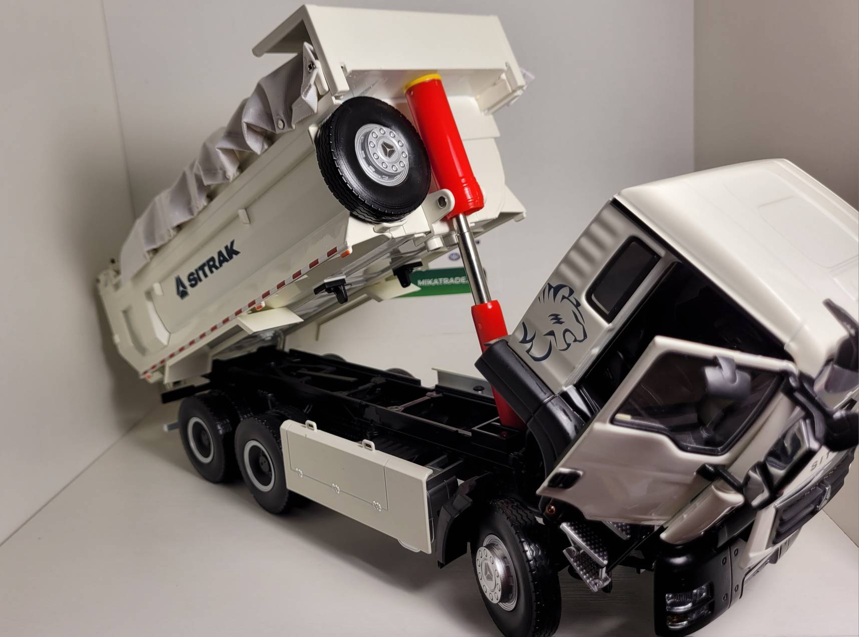1:24 Sitrak C7H Dump Truck Diecast Model, White Construction Tipper Alloy & Plastic Miniature Collectible for Truck Fans