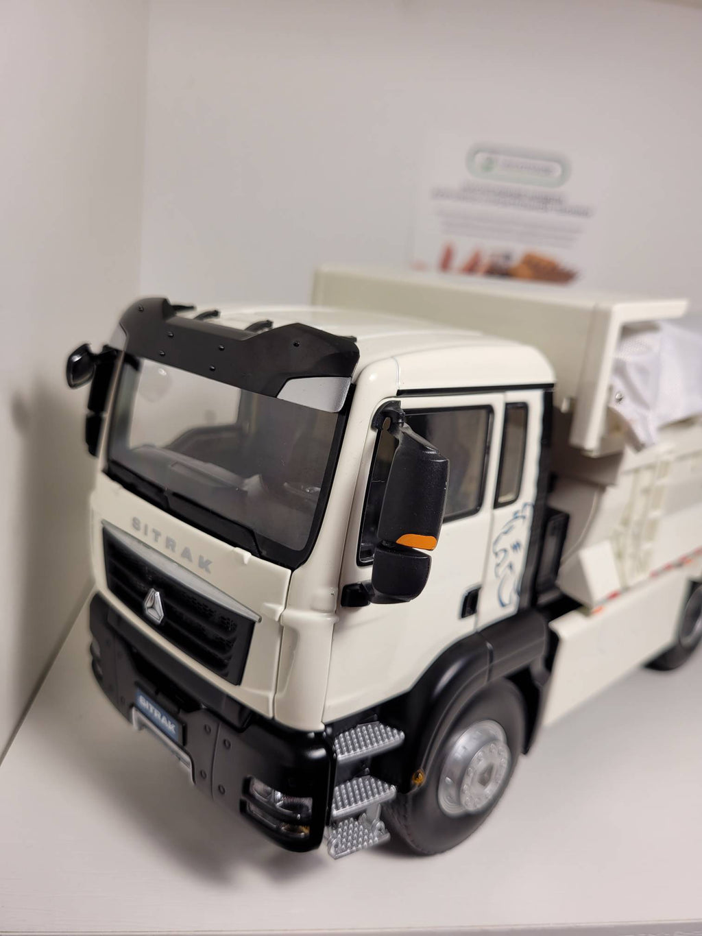 1:24 Sitrak C7H Dump Truck Diecast Model, White Construction Tipper Alloy & Plastic Miniature Collectible for Truck Fans