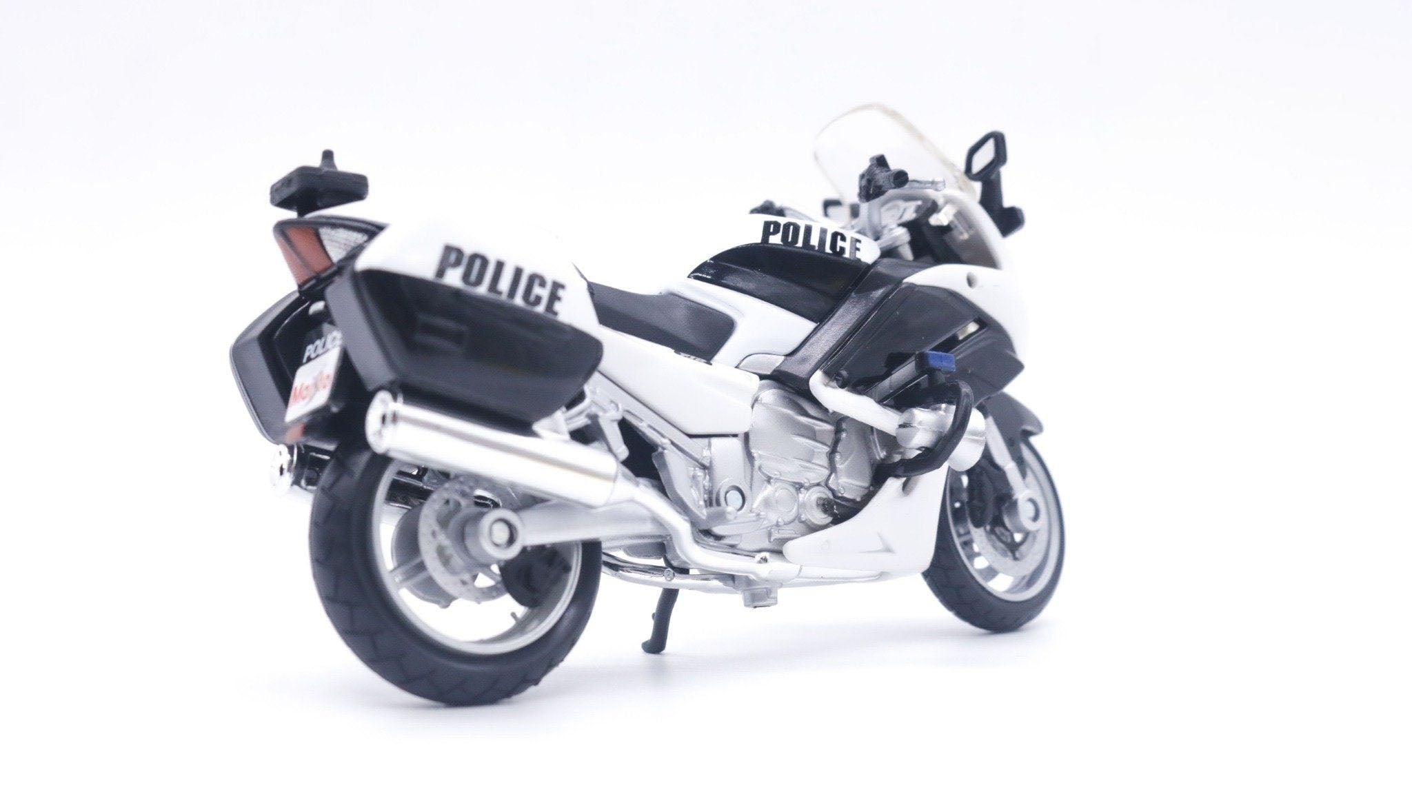 1:18 Yamaha FJR1300 Police Diecast Motorcycle Model, White Black Patrol Touring Bike Alloy & Plastic Miniature