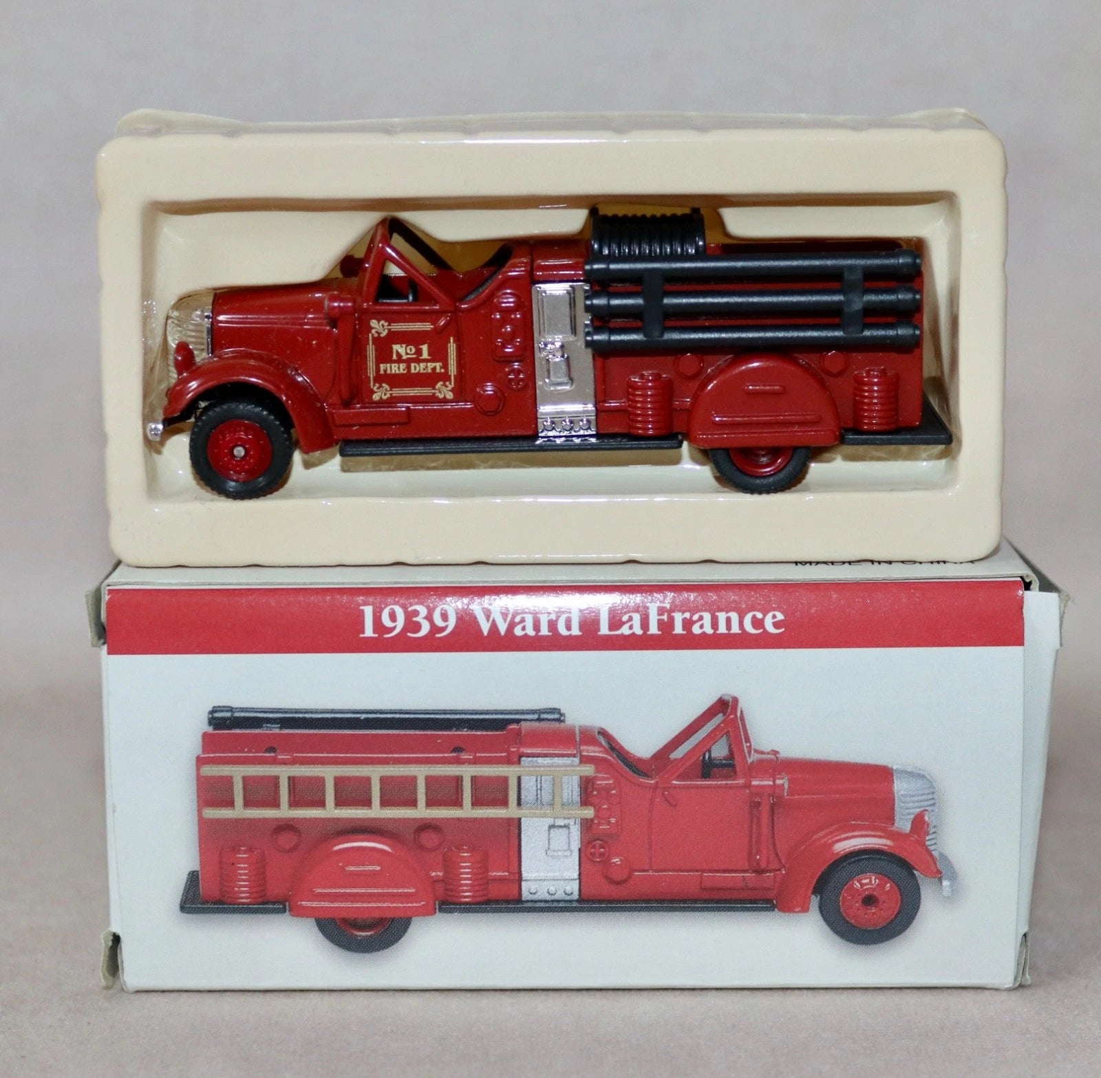 1939 Ward LaFrance Fire Truck 1:64 Diecast Model, Vintage American Fire Engine Ladder Truck Miniature Alloy Collectible